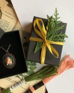 Nagliņu auskari ar izšūtiem rožu ziediņiem - Attēls 6