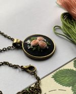 Apaļš kulons ar izšūtiem ziediņiem ķēdītē - Attēls 3