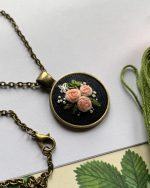 Apaļš kulons ar izšūtiem ziediņiem ķēdītē - Attēls 2