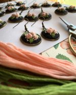 Apaļi auskari ar izšūtiem rožu ziediņiem - Attēls 4