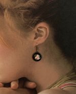 Apaļi auskari ar izšūtiem rožu ziediņiem - Attēls 5