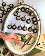 Apaļi auskari ar izšūtiem rožu ziediņiem - Attēls 7