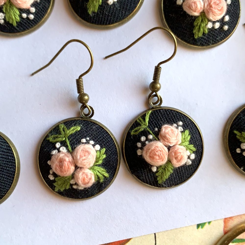 Apaļi auskari ar izšūtiem rožu ziediņiem