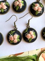 Apaļi auskari ar izšūtiem rožu ziediņiem