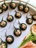 Apaļi auskari ar izšūtiem rožu ziediņiem - Attēls 6