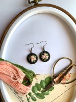 Apaļi auskari ar izšūtiem rožu ziediņiem - Attēls 3