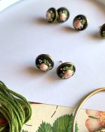 Nagliņu auskari ar izšūtiem rožu ziediņiem - Attēls 2