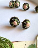 Nagliņu auskari ar izšūtiem rožu ziediņiem - Attēls 3