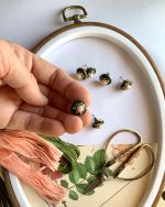 Nagliņu auskari ar izšūtiem rožu ziediņiem - Attēls 4