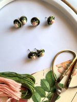 Nagliņu auskari ar izšūtiem rožu ziediņiem - Attēls 5