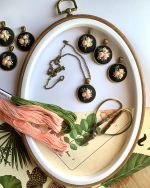 Apaļš kulons ar izšūtām rozītēm ķēdītē - Attēls 4