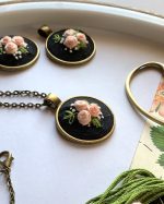 Apaļš kulons ar izšūtām rozītēm ķēdītē - Attēls 6