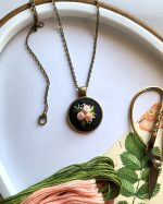 Apaļš kulons ar izšūtām rozītēm ķēdītē - Attēls 3