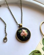 Apaļš kulons ar izšūtām rozītēm ķēdītē - Attēls 2