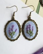 Ovāli auskari ar izšūtiem lavandas ziediem