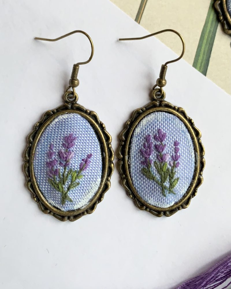 Ovāli auskari ar izšūtiem lavandas ziediem