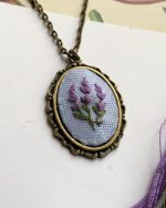 Ovāls kulons ar izšūtiem lavandas ziediem ķēdītē - Attēls 4