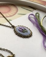 Ovāls kulons ar izšūtiem lavandas ziediem ķēdītē - Attēls 5