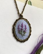 Ovāls kulons ar izšūtiem lavandas ziediem ķēdītē