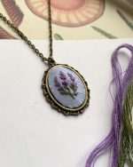 Ovāls kulons ar izšūtiem lavandas ziediem ķēdītē - Attēls 3
