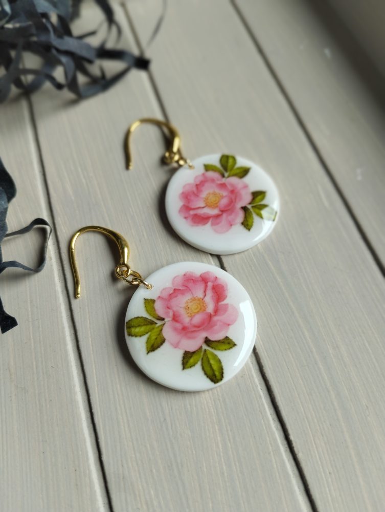 Polimērmāla auskari "Mežrozīte"