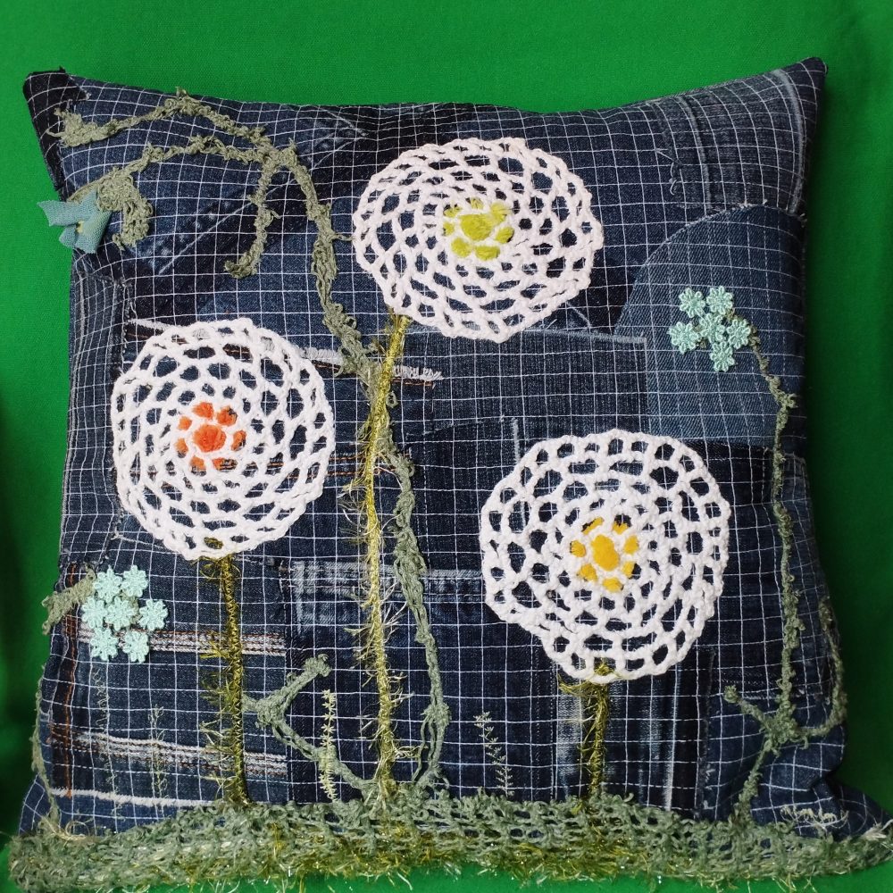 Dekoratīvs spilvens "Baltie ziedi"