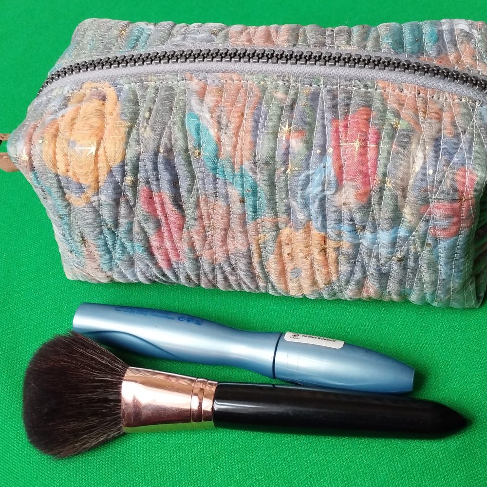 Kosmētikas maciņš "Dzija, organza un oderaudums"