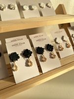 Auskari no polimērmāla FLOWER BLACK - Attēls 5