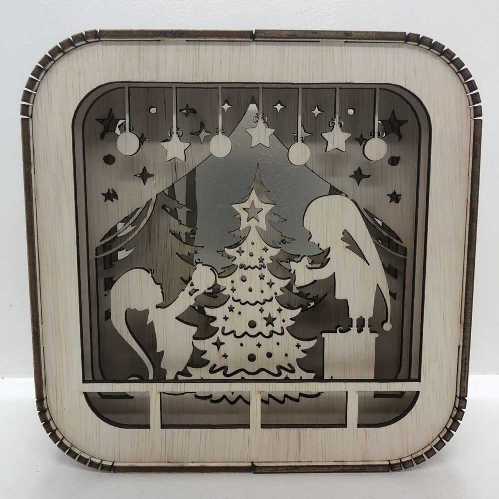 Dekoratīva ainiņa "Egles rotāšana"