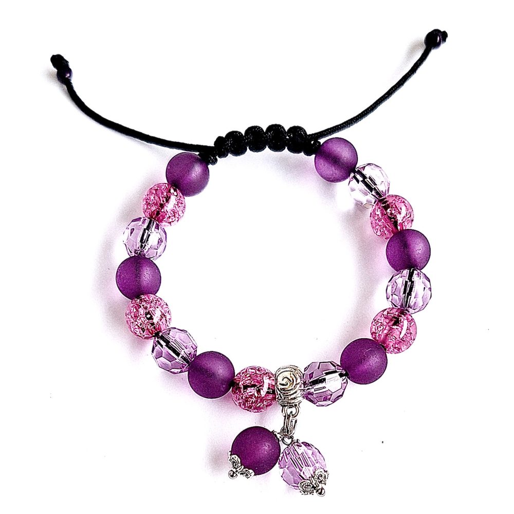 Aproce violetos toņos