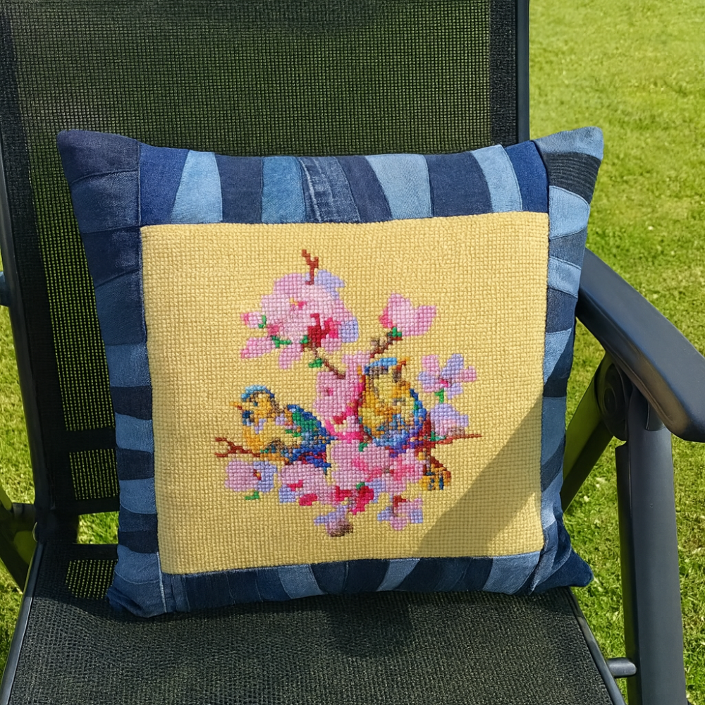 Dekoratīvs spilvens "Putni ziedošā zarā"