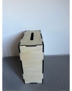 Koka krājkase ar uzrakstu "Ģimenes fonds" un gravētu koka siluetu ar sirds motīviem.