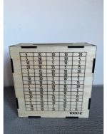 Koka krājkase ar uzrakstu "Ģimenes fonds" un gravētu koka siluetu ar sirds motīviem.