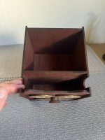 Koka pildspalvu turētājs pūces formā ar saulesbrillēm, piepildīts ar krāsainiem zīmuļiem. Koka pildspalvu turētājs pūces formā, bez piederumiem, ar dzeltenu vēderiņu un oranžu knābi.