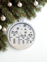 Koka Ziemassvētku dekors ar dāvanām un sniegpārsliņām – radošai krāsošanai.