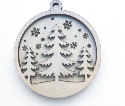 Koka Ziemassvētku dekors ar eglītēm un sniegpārsliņām – nekrāsots, veidots no divām daļām.