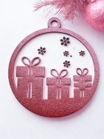 Koka Ziemassvētku dekors ar trīs eglītēm un gravētiem sniegpārsliņu motīviem fonā, zaļā mirdzošā krāsā.