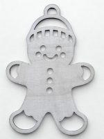 “Koka Ziemassvētku piparkūku cilvēciņa formas piekariņš ar izgrieztiem elementiem – atsevišķi modeļi ar cepuri, mazu banti vai sniegpārsliņas motīvu. Ideāli krāsošanai un dekorēšanai.”