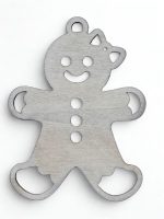 “Koka Ziemassvētku piparkūku cilvēciņa formas piekariņš ar izgrieztiem elementiem – atsevišķi modeļi ar cepuri, mazu banti vai sniegpārsliņas motīvu. Ideāli krāsošanai un dekorēšanai.”