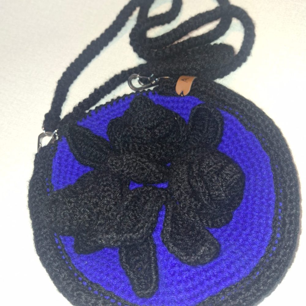 Tamborēta somiņa "Melnās rozes"