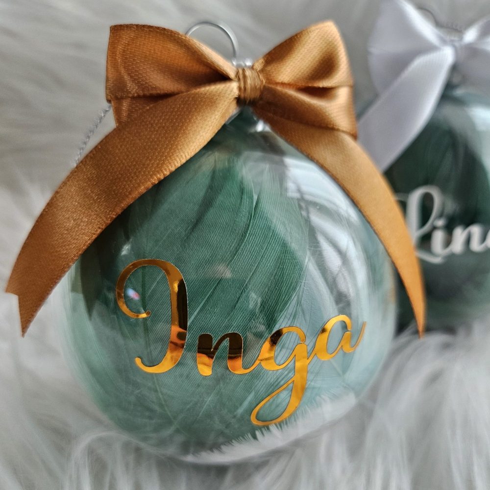 Personalizēti Ziemassvētku rotājumi. Zaļganas un baltas spalvas. Lieliska ideja dāvanām vai savas eglītes izrotāšanai.