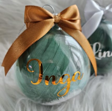 Personalizēti Ziemassvētku rotājumi. Zaļganas un baltas spalvas. Lieliska ideja dāvanām vai savas eglītes izrotāšanai.