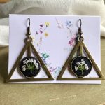 Izšūti auskari ar suņuburkšķu ziediņiem