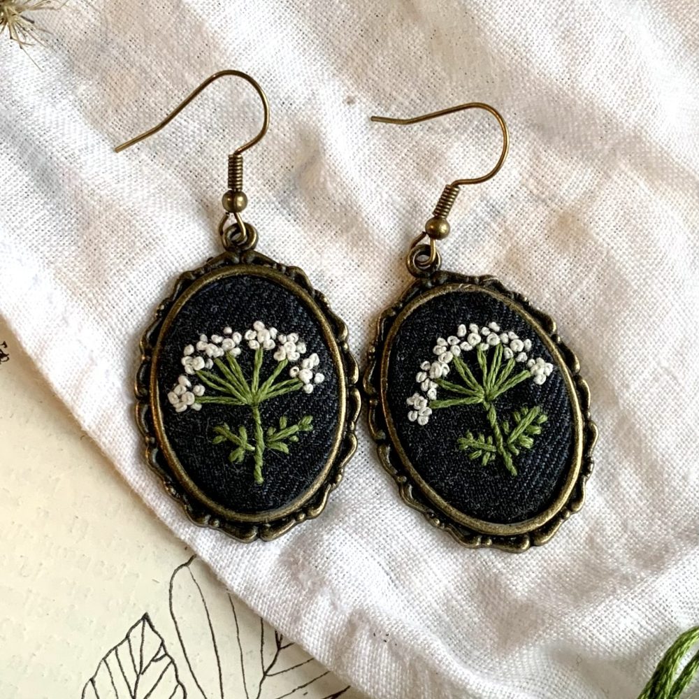 Auskari ar izšūtiem savvaļas burkāna ziediņiem