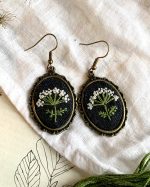 Auskari ar izšūtiem savvaļas burkāna ziediņiem