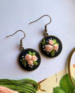 Apaļi auskari ar izšūtiem rožu ziediņiem - Attēls 2