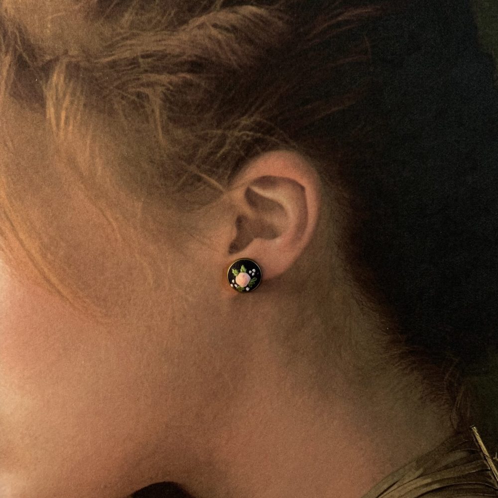 Nagliņu auskari ar izšūtiem rožu ziediņiem