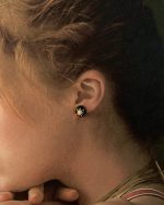 Nagliņu auskari ar izšūtiem rožu ziediņiem