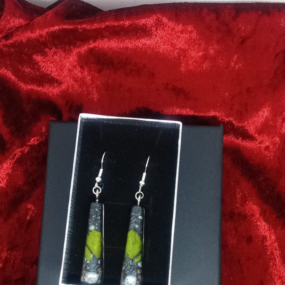 Auskari "Dabas pieskāriens, ar zaļām lapām"