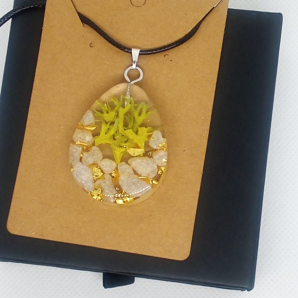 Kaklarota "Dabas pieskāriens, ar dabīgiem akmeņiem"